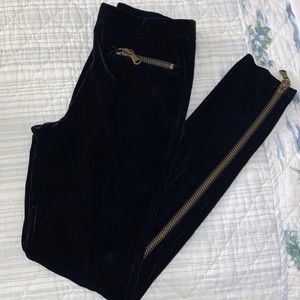 Velour legging with zippers.